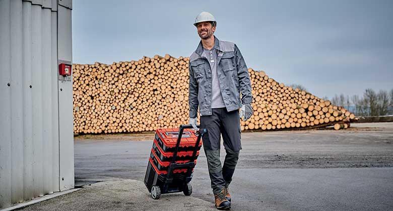 man with einhell e-case system